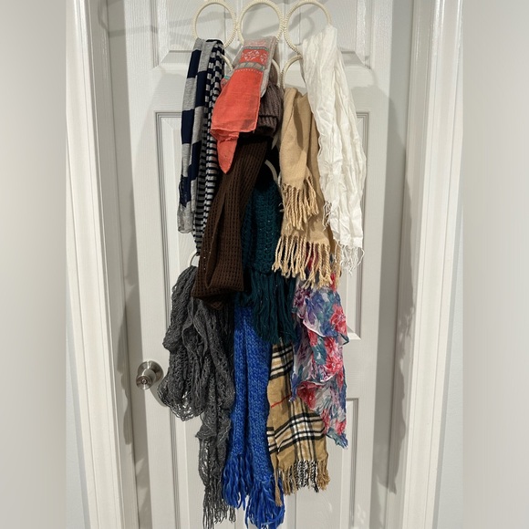 Assorted scarves - Picture 1 of 7